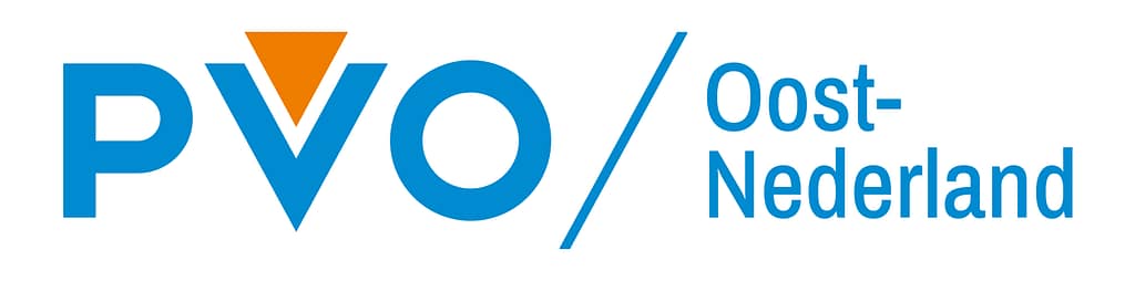 Logo van PVO Oost-Nederland met een blauwe tekst en een oranje pijl