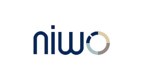 Logo van NIWO met de naam 'niwo' in navy blauw en een cirkelvormig ontwerp in verschillende kleuren.